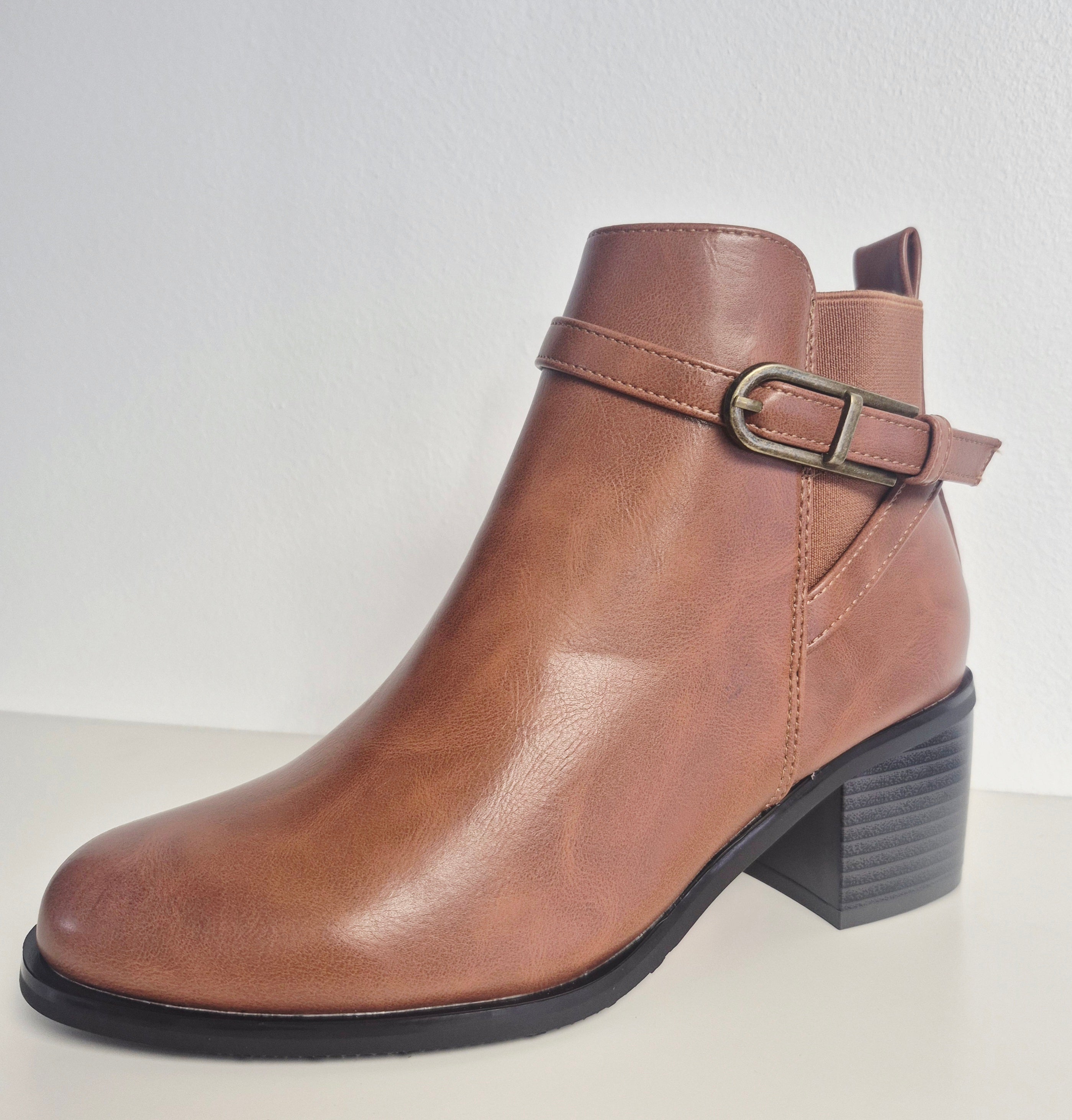 Bottines classiques camels à boucles